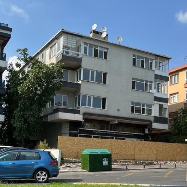 İSTANBUL BAHÇELİEVLER UEFA MEYDANI POYRAZ APARTMANI