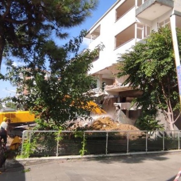 İSTANBUL BAHÇELİEVLER UEFA MEYDANI POYRAZ APARTMANI