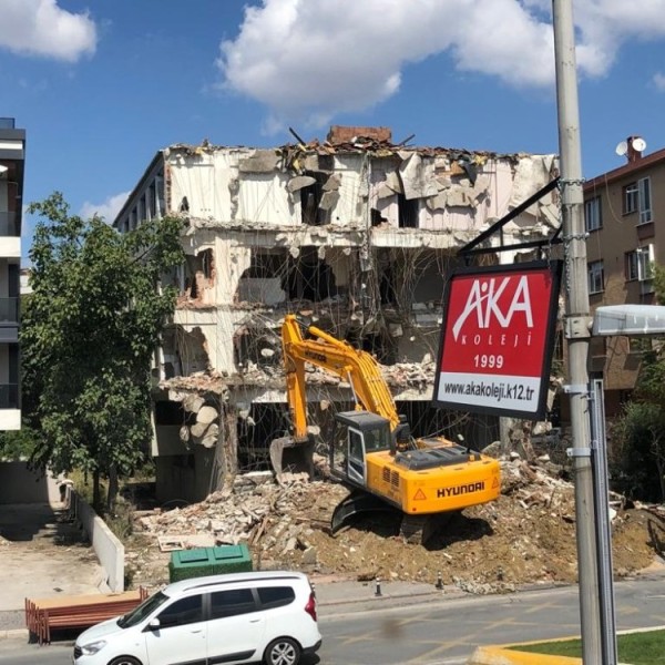 İSTANBUL BAHÇELİEVLER UEFA MEYDANI POYRAZ APARTMANI